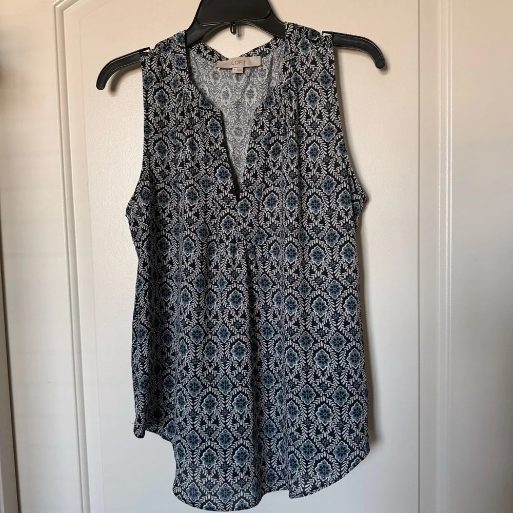 LOFT  Sleeveless Blue Patterned Top, office attire, business casual, dinner date